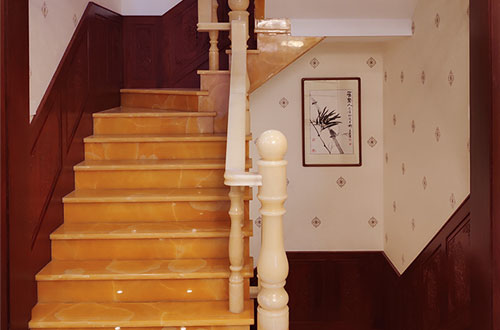 东川中式别墅室内汉白玉石楼梯的定制安装装饰效果